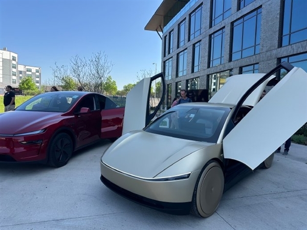 ܷʱУ˹¡Tesla Robotaxi̱