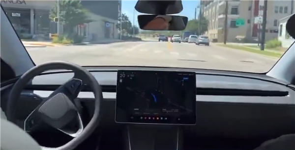 ˹Robotaxiߵһࣺػֱͣʮ·