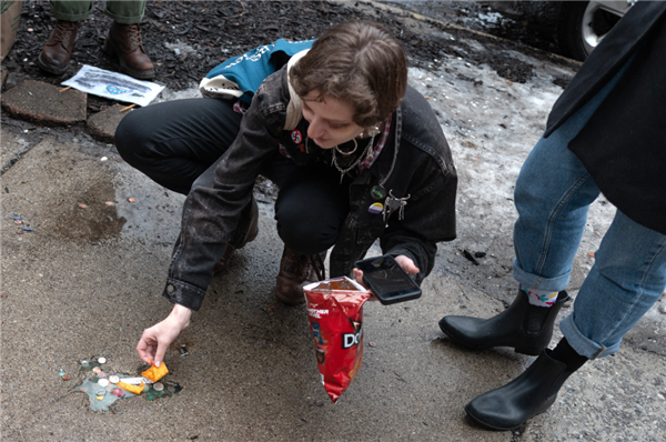 水泥地惊现“老鼠坑” 美国这条路火了!新研究带来反转:坑是松鼠砸的_wishdown.com 水泥地惊现“老鼠坑” 美国这条路火了!新研究带来反转:坑是松鼠砸的_wishdown.com