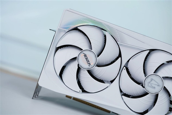 精美纯白设计!技嘉AUROS RTX 5080 MASTER ICE显卡图赏_wishdown.com 精美纯白设计!技嘉AUROS RTX 5080 MASTER ICE显卡图赏_wishdown.com