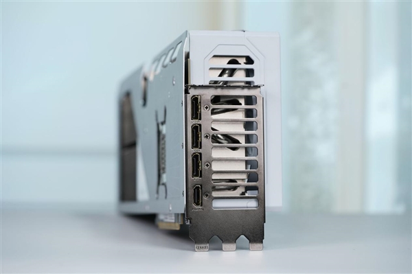 精美纯白设计!技嘉AUROS RTX 5080 MASTER ICE显卡图赏_wishdown.com 精美纯白设计!技嘉AUROS RTX 5080 MASTER ICE显卡图赏_wishdown.com