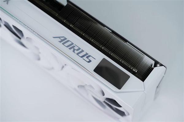 精美纯白设计!技嘉AUROS RTX 5080 MASTER ICE显卡图赏_wishdown.com 精美纯白设计!技嘉AUROS RTX 5080 MASTER ICE显卡图赏_wishdown.com