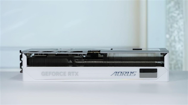 精美纯白设计!技嘉AUROS RTX 5080 MASTER ICE显卡图赏_wishdown.com 精美纯白设计!技嘉AUROS RTX 5080 MASTER ICE显卡图赏_wishdown.com
