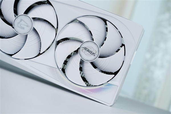 精美纯白设计!技嘉AUROS RTX 5080 MASTER ICE显卡图赏_wishdown.com 精美纯白设计!技嘉AUROS RTX 5080 MASTER ICE显卡图赏_wishdown.com
