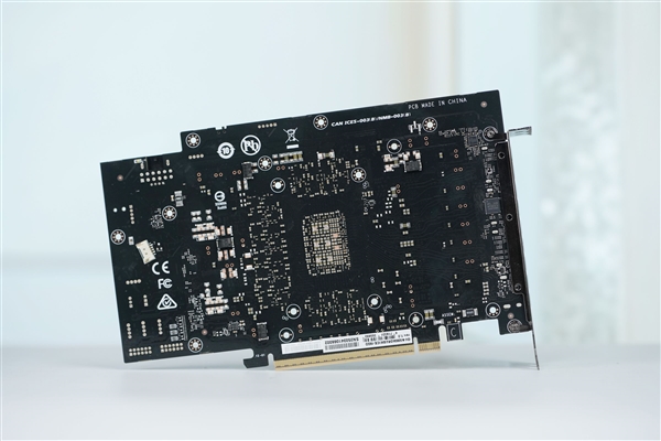 精美纯白设计!技嘉AUROS RTX 5080 MASTER ICE显卡图赏_wishdown.com 精美纯白设计!技嘉AUROS RTX 5080 MASTER ICE显卡图赏_wishdown.com