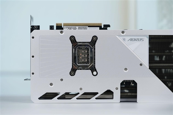 精美纯白设计!技嘉AUROS RTX 5080 MASTER ICE显卡图赏_wishdown.com 精美纯白设计!技嘉AUROS RTX 5080 MASTER ICE显卡图赏_wishdown.com