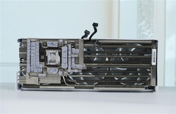 精美纯白设计!技嘉AUROS RTX 5080 MASTER ICE显卡图赏_wishdown.com 精美纯白设计!技嘉AUROS RTX 5080 MASTER ICE显卡图赏_wishdown.com