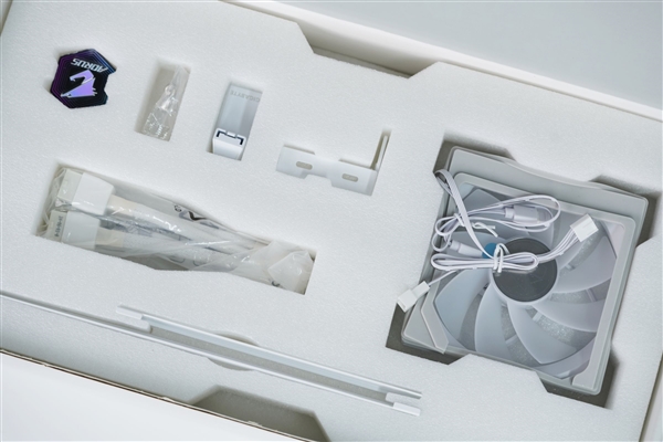 精美纯白设计!技嘉AUROS RTX 5080 MASTER ICE显卡图赏_wishdown.com 精美纯白设计!技嘉AUROS RTX 5080 MASTER ICE显卡图赏_wishdown.com