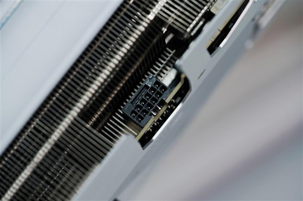 精美纯白设计!技嘉AUROS RTX 5080 MASTER ICE显卡图赏_wishdown.com 精美纯白设计!技嘉AUROS RTX 5080 MASTER ICE显卡图赏_wishdown.com