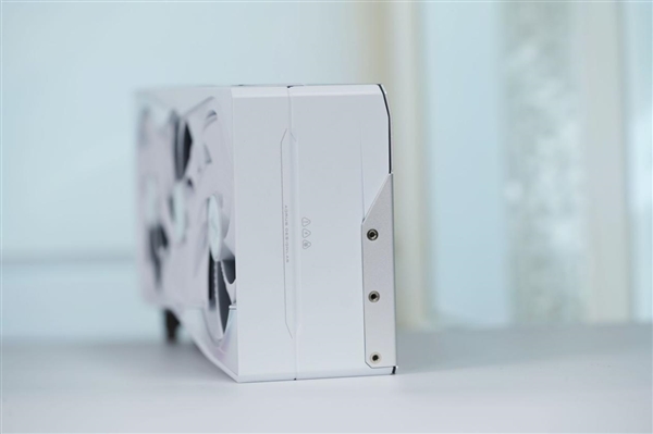 精美纯白设计!技嘉AUROS RTX 5080 MASTER ICE显卡图赏_wishdown.com 精美纯白设计!技嘉AUROS RTX 5080 MASTER ICE显卡图赏_wishdown.com
