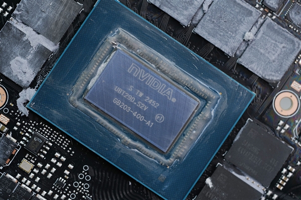 精美纯白设计!技嘉AUROS RTX 5080 MASTER ICE显卡图赏_wishdown.com 精美纯白设计!技嘉AUROS RTX 5080 MASTER ICE显卡图赏_wishdown.com