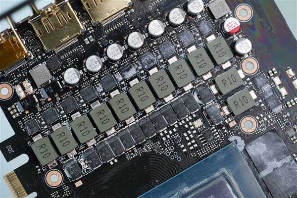 精美纯白设计!技嘉AUROS RTX 5080 MASTER ICE显卡图赏_wishdown.com 精美纯白设计!技嘉AUROS RTX 5080 MASTER ICE显卡图赏_wishdown.com