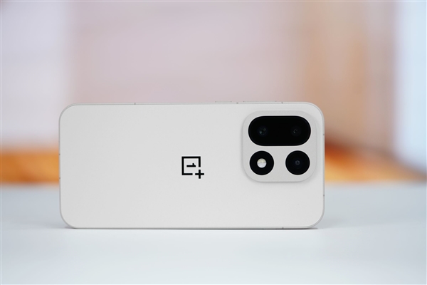 行业第一块165Hz高刷高分屏!一加15图赏_wishdown.com 行业第一块165Hz高刷高分屏!一加15图赏_wishdown.com