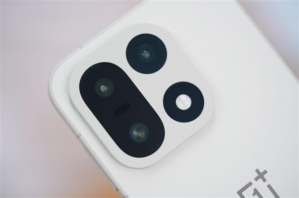 行业第一块165Hz高刷高分屏!一加15图赏_wishdown.com 行业第一块165Hz高刷高分屏!一加15图赏_wishdown.com