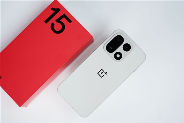 行业第一块165Hz高刷高分屏!一加15图赏_wishdown.com 行业第一块165Hz高刷高分屏!一加15图赏_wishdown.com