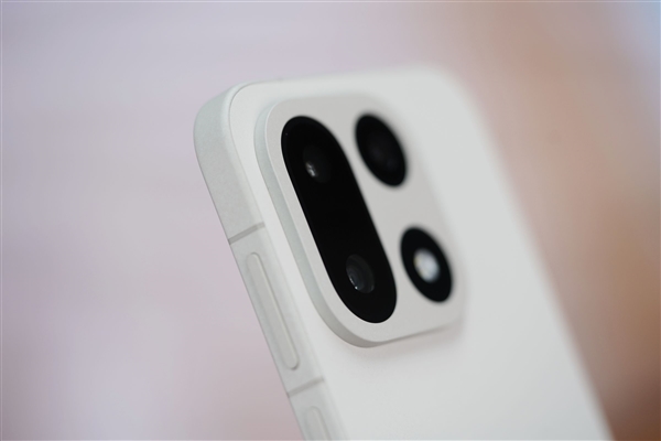 行业第一块165Hz高刷高分屏!一加15图赏_wishdown.com 行业第一块165Hz高刷高分屏!一加15图赏_wishdown.com