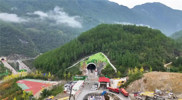 下穿4A级景区!西渝高铁大象洞隧道顺利贯通