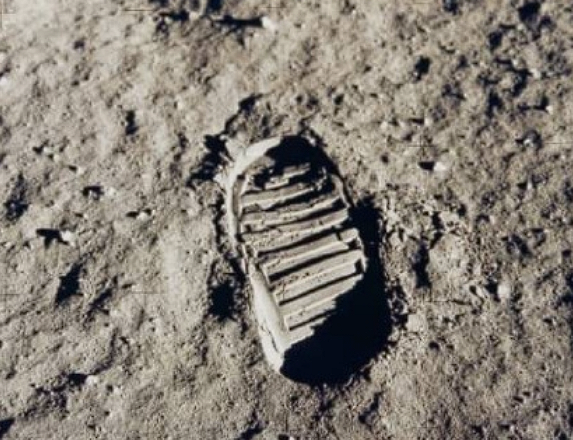 明星卡戴珊质疑美国登月造假 NASA火速回应:我们去过!