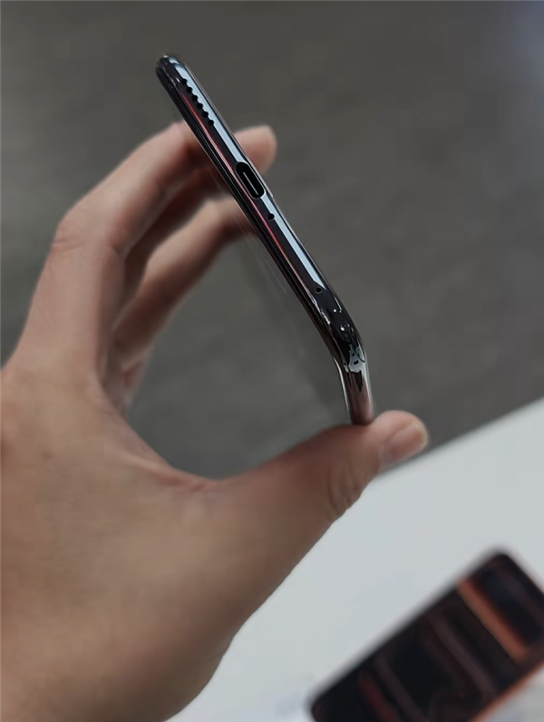 都叫Air!华为Mate 70 Air与iPhone Air真机对比来了_wishdown.com 都叫Air!华为Mate 70 Air与iPhone Air真机对比来了_wishdown.com