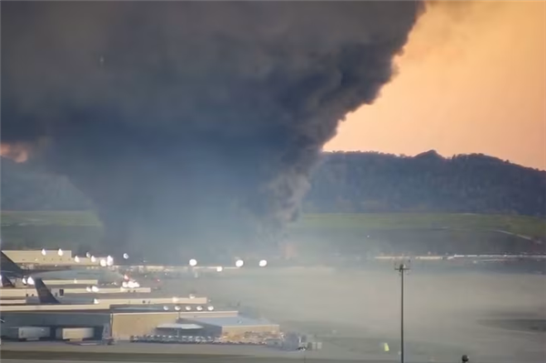 起飞时引擎脱落 坠毁爆炸!美国UPS坠机已致11死_wishdown.com 起飞时引擎脱落 坠毁爆炸!美国UPS坠机已致11死_wishdown.com