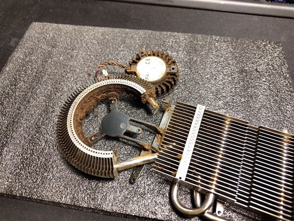 拆开后触目惊心!被吸烟者用了17年的9800GT显卡:看一眼感觉要得肺癌_wishdown.com 拆开后触目惊心!被吸烟者用了17年的9800GT显卡:看一眼感觉要得肺癌_wishdown.com