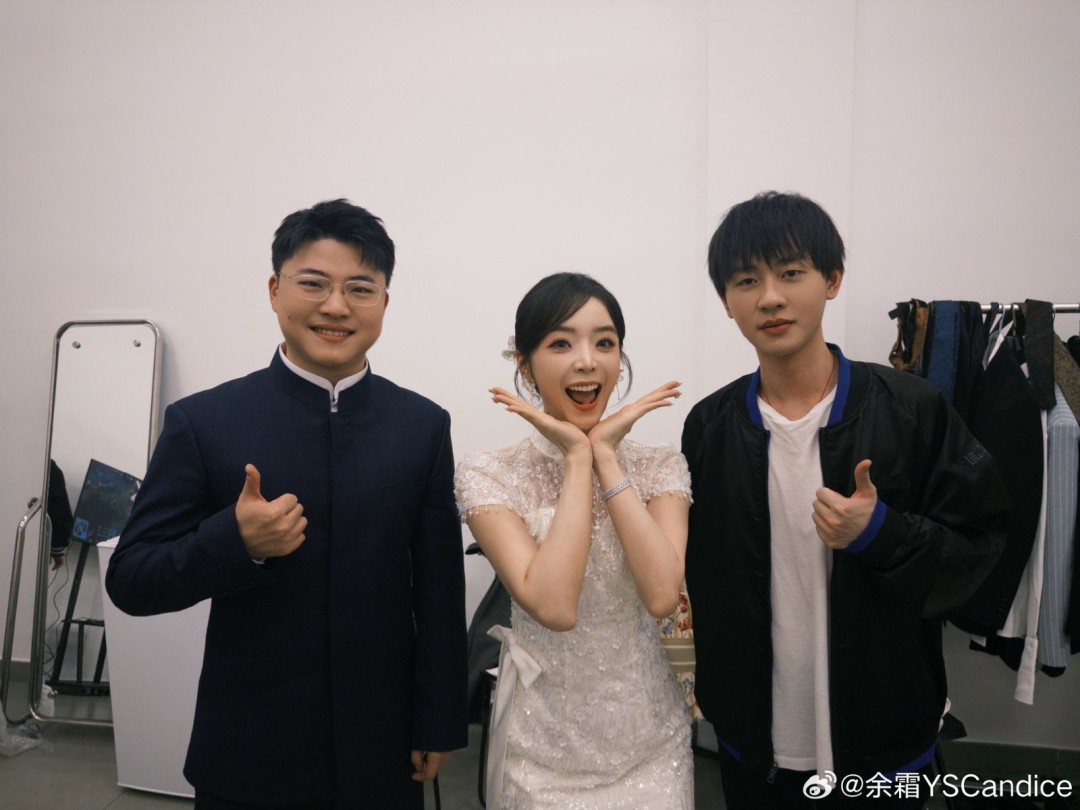 《英雄联盟》美女主持人晒选手合照 深情告别S15_wishdown.com 《英雄联盟》美女主持人晒选手合照 深情告别S15_wishdown.com