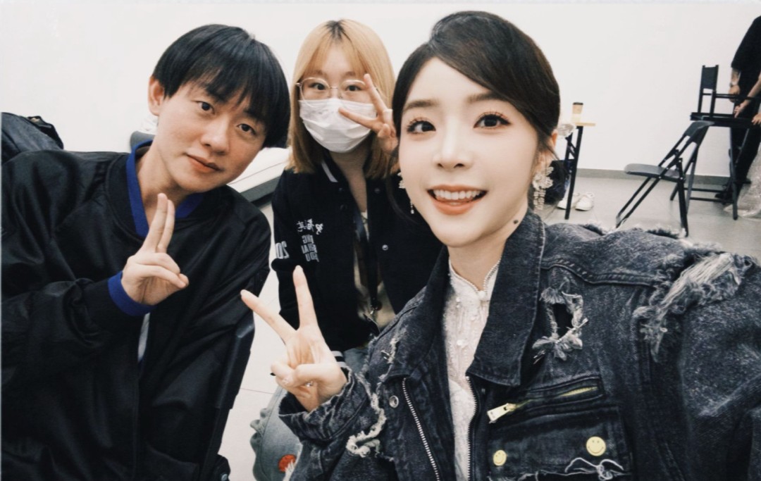 《英雄联盟》美女主持人晒选手合照 深情告别S15_wishdown.com 《英雄联盟》美女主持人晒选手合照 深情告别S15_wishdown.com