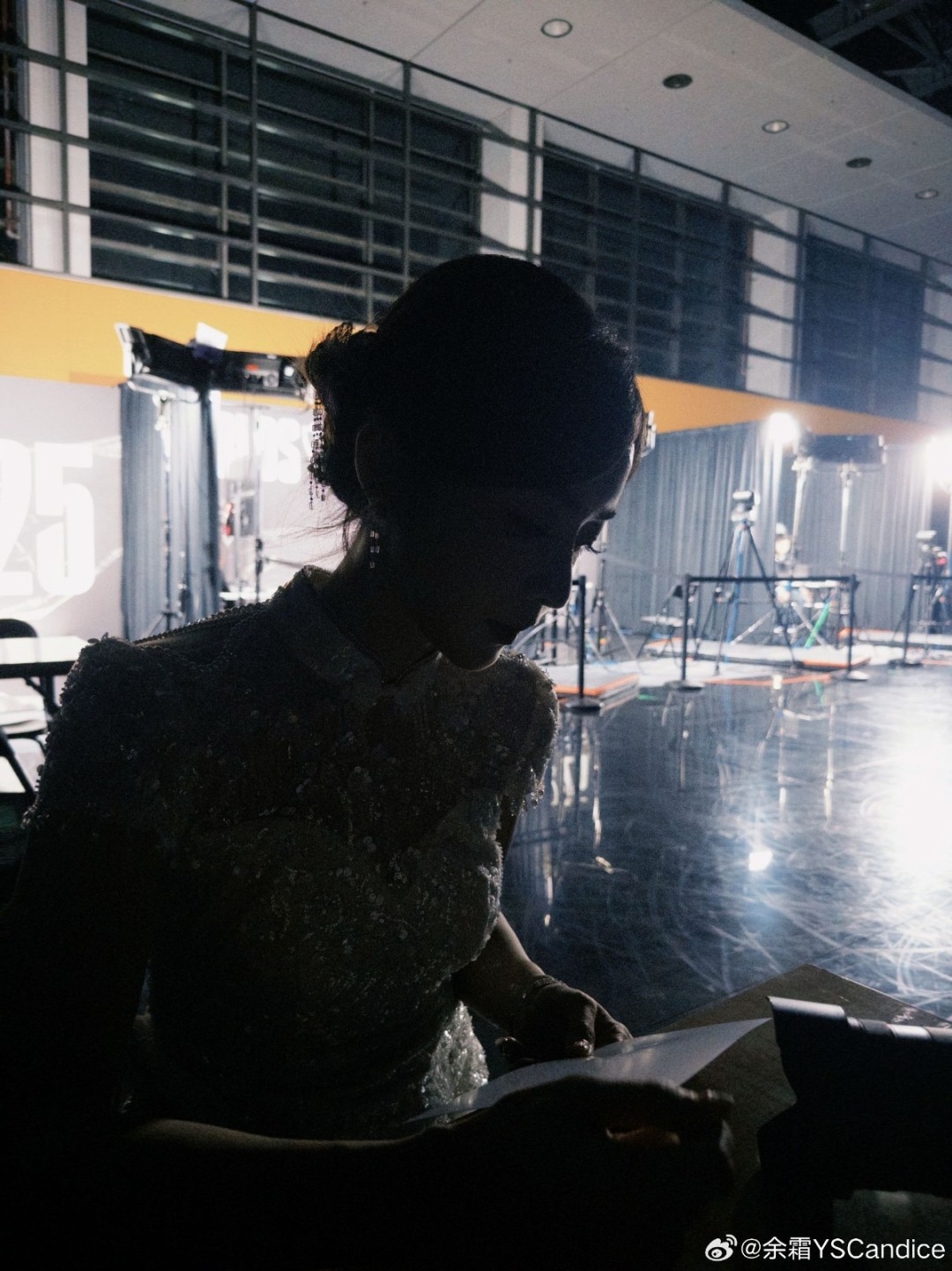 《英雄联盟》美女主持人晒选手合照 深情告别S15_wishdown.com 《英雄联盟》美女主持人晒选手合照 深情告别S15_wishdown.com