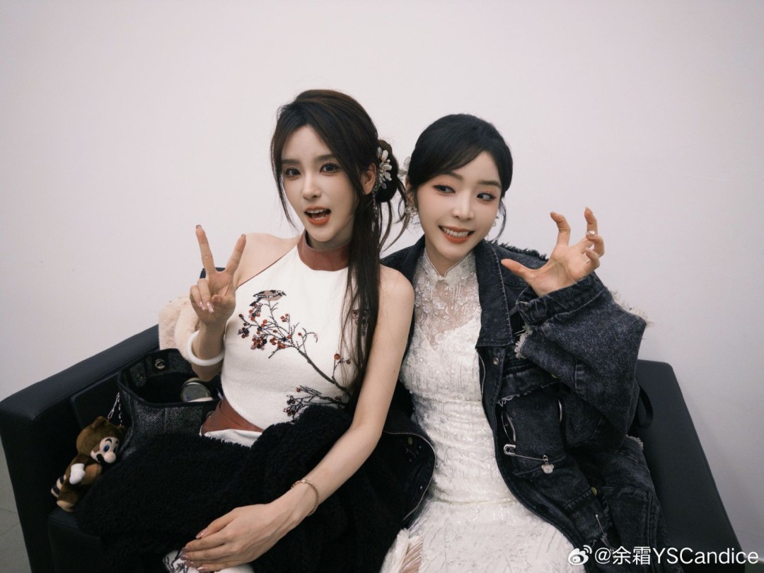 《英雄联盟》美女主持人晒选手合照 深情告别S15_wishdown.com 《英雄联盟》美女主持人晒选手合照 深情告别S15_wishdown.com