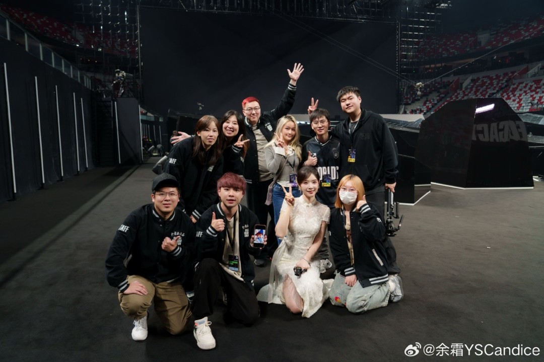 《英雄联盟》美女主持人晒选手合照 深情告别S15_wishdown.com 《英雄联盟》美女主持人晒选手合照 深情告别S15_wishdown.com