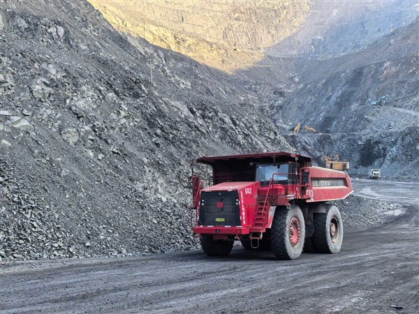 华为技术+移动5G 博主体验100吨无人驾驶矿车:就像玩游戏_wishdown.com 华为技术+移动5G 博主体验100吨无人驾驶矿车:就像玩游戏_wishdown.com