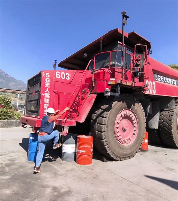 华为技术+移动5G 博主体验100吨无人驾驶矿车:就像玩游戏_wishdown.com 华为技术+移动5G 博主体验100吨无人驾驶矿车:就像玩游戏_wishdown.com