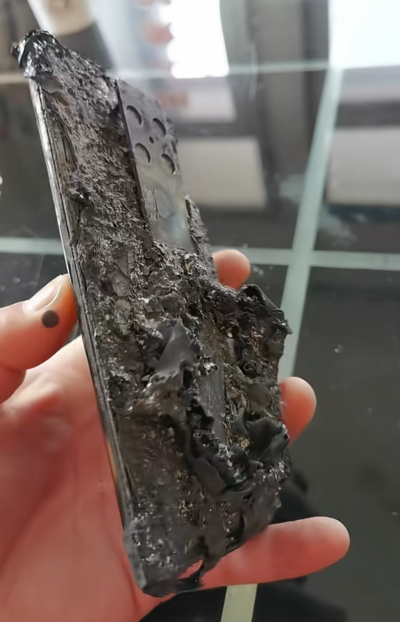 华为Mate 30 RS保时捷被火烧到面目全非:还能充电玩游戏_wishdown.com 华为Mate 30 RS保时捷被火烧到面目全非:还能充电玩游戏_wishdown.com