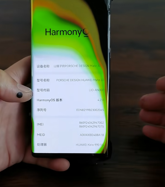 华为Mate 30 RS保时捷被火烧到面目全非:还能充电玩游戏_wishdown.com 华为Mate 30 RS保时捷被火烧到面目全非:还能充电玩游戏_wishdown.com