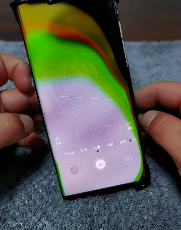 华为Mate 30 RS保时捷被火烧到面目全非:还能充电玩游戏_wishdown.com 华为Mate 30 RS保时捷被火烧到面目全非:还能充电玩游戏_wishdown.com