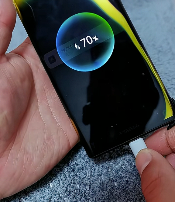 华为Mate 30 RS保时捷被火烧到面目全非:还能充电玩游戏_wishdown.com 华为Mate 30 RS保时捷被火烧到面目全非:还能充电玩游戏_wishdown.com