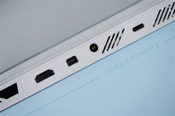 锐龙R9-9850HX万元本!雷神猎刃S游戏本图赏_wishdown.com 锐龙R9-9850HX万元本!雷神猎刃S游戏本图赏_wishdown.com