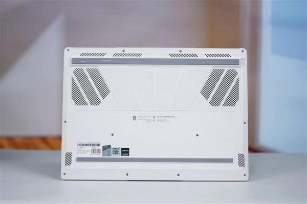 锐龙R9-9850HX万元本!雷神猎刃S游戏本图赏_wishdown.com 锐龙R9-9850HX万元本!雷神猎刃S游戏本图赏_wishdown.com