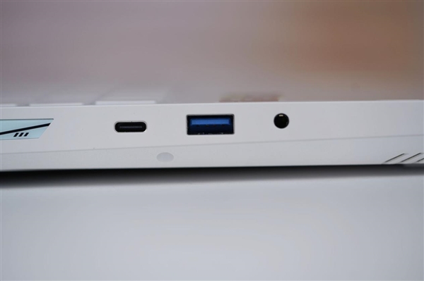 锐龙R9-9850HX万元本!雷神猎刃S游戏本图赏_wishdown.com 锐龙R9-9850HX万元本!雷神猎刃S游戏本图赏_wishdown.com