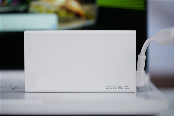 锐龙R9-9850HX万元本!雷神猎刃S游戏本图赏_wishdown.com 锐龙R9-9850HX万元本!雷神猎刃S游戏本图赏_wishdown.com