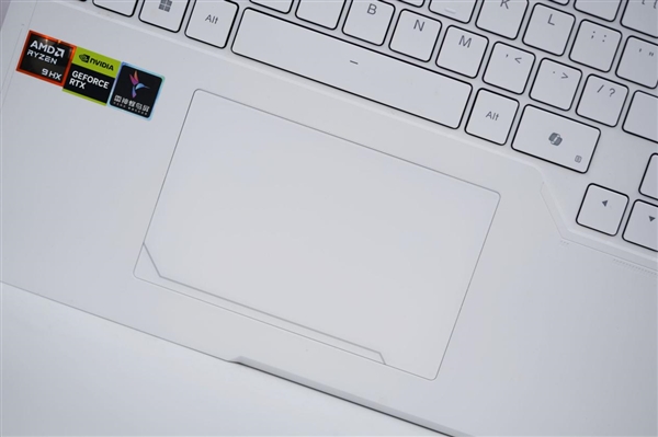 锐龙R9-9850HX万元本!雷神猎刃S游戏本图赏_wishdown.com 锐龙R9-9850HX万元本!雷神猎刃S游戏本图赏_wishdown.com