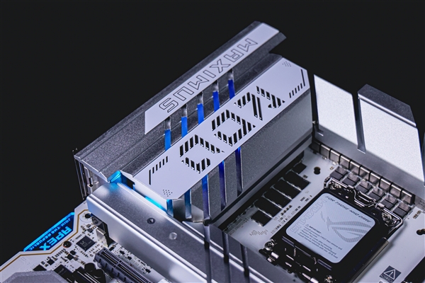 ROG MAXIMUS Z890 APEX主板创DDR5-13322超频新纪录_wishdown.com ROG MAXIMUS Z890 APEX主板创DDR5-13322超频新纪录_wishdown.com