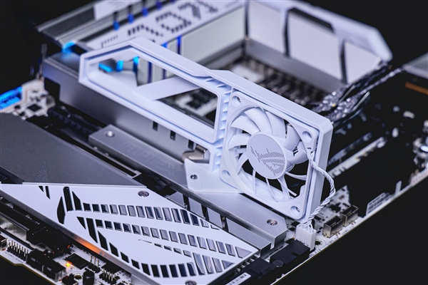 ROG MAXIMUS Z890 APEX主板创DDR5-13322超频新纪录_wishdown.com ROG MAXIMUS Z890 APEX主板创DDR5-13322超频新纪录_wishdown.com