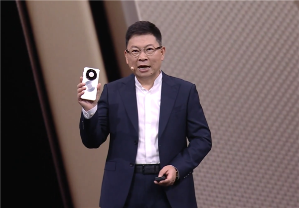 华为Mate 80系列首发亮相!余承东手持真机:8字双环 外观独一无二_wishdown.com 华为Mate 80系列首发亮相!余承东手持真机:8字双环 外观独一无二_wishdown.com