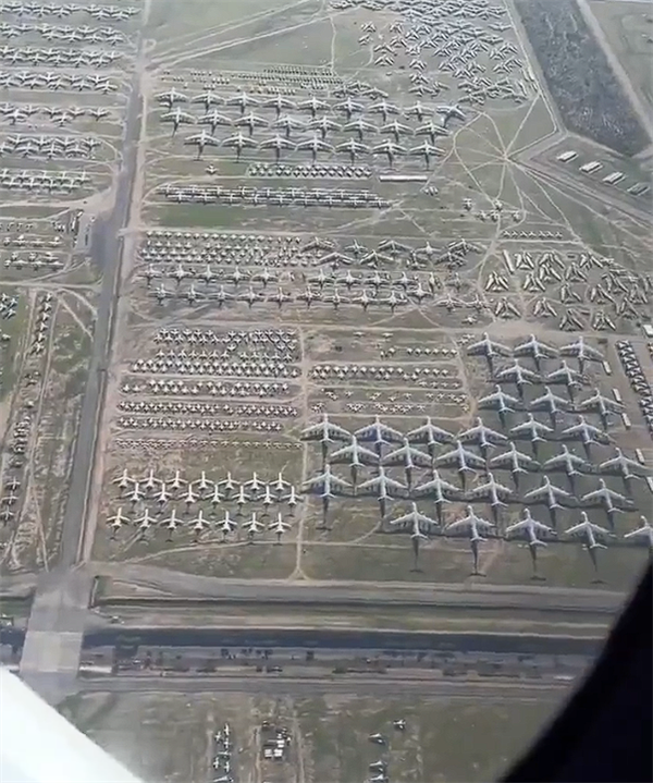 飞机上俯瞰美国飞机墓地:密密麻麻 蔚为壮观_wishdown.com 飞机上俯瞰美国飞机墓地:密密麻麻 蔚为壮观_wishdown.com