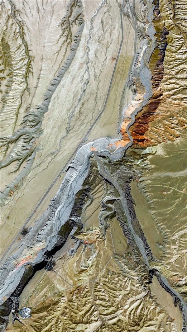 卫星俯瞰人迹罕至的新疆安集海大峡谷:如同七彩画卷_wishdown.com 卫星俯瞰人迹罕至的新疆安集海大峡谷:如同七彩画卷_wishdown.com