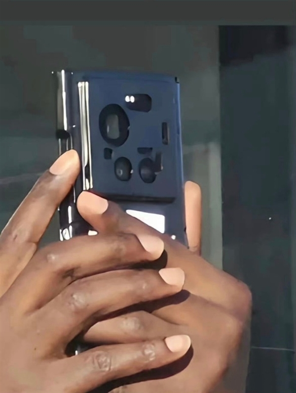 第一款骁龙8E5超大杯!小米17 Ultra真机现身:确认四摄改三摄_wishdown.com 第一款骁龙8E5超大杯!小米17 Ultra真机现身:确认四摄改三摄_wishdown.com