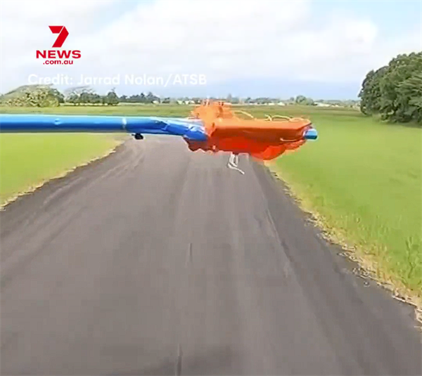 惊险!备用降落伞意外开伞 澳大利亚跳伞员被拽出机外卡在机翼上_wishdown.com 惊险!备用降落伞意外开伞 澳大利亚跳伞员被拽出机外卡在机翼上_wishdown.com
