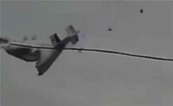 机龄超50年 俄罗斯安-22运输机坠毁画面曝光:空中直接折成两截_wishdown.com 机龄超50年 俄罗斯安-22运输机坠毁画面曝光:空中直接折成两截_wishdown.com