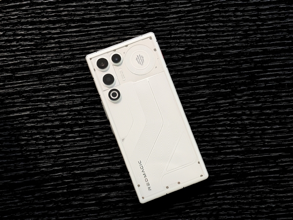 行业唯一真全面屏Air!红魔11 Air真机图出炉:正面无开孔+透明背板_wishdown.com 行业唯一真全面屏Air!红魔11 Air真机图出炉:正面无开孔+透明背板_wishdown.com